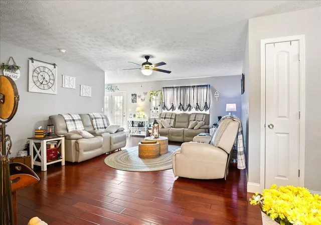Photo 4 of Single family home for sale at 270 Hickory Hill Dr, Corbin, KY 40701 | MLS# 25007928 | Listing updated on 2025-09-12