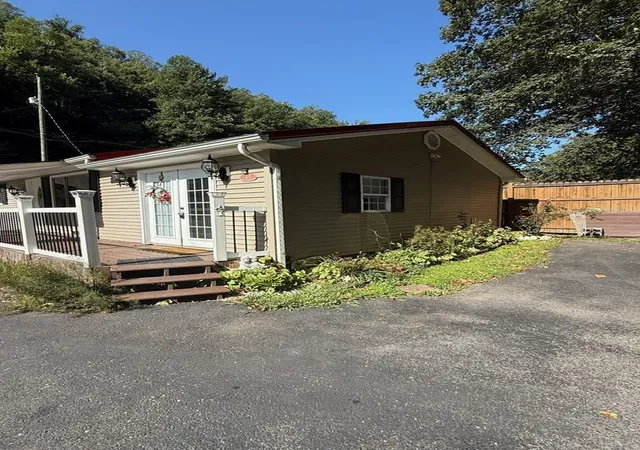 Homes for sale in Pikeville, KY | 45 Knob Fork Rd, Pikeville, KY 41501 | MLS# 25013004