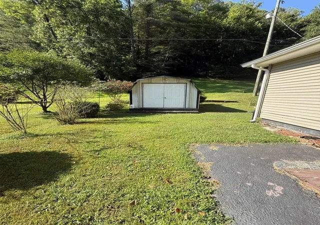 Homes for sale in Pikeville, KY | 45 Knob Fork Rd, Pikeville, KY 41501 | MLS# 25013004
