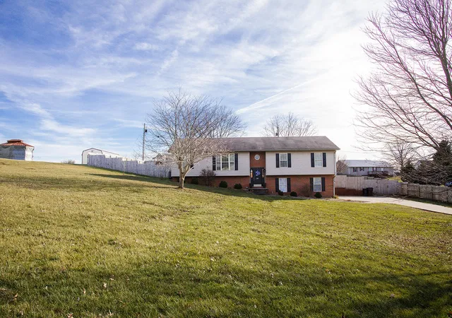 Single Family Residence at 1510 Fogg Pike, Mount Sterling, KY 40353 | MLS# 22026955 | | Sold on 2023-02-07