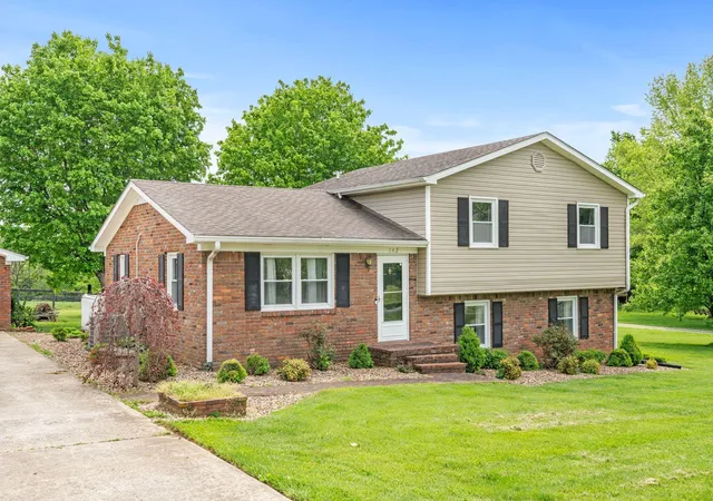 Photo 1 of Sale Pending at 142 Edgewood Dr, Stanford, KY 40484 | MLS# 25010225 | Listing updated on 2025-09-12