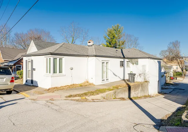 1st image of 210 Briar Cliff St, Frankfort, KY 40601 | MLS# 25000735