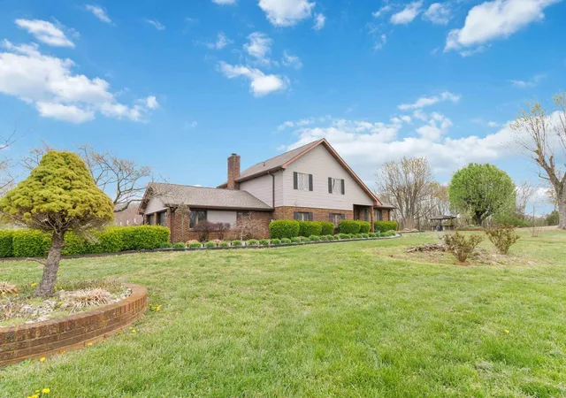 Photo 1 of Single family home for sale at 201 Oak Valley Rd, Somerset, KY 42503 | MLS# 25006174 | Listing updated on 2025-09-12