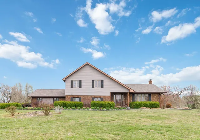 Photo 2 of Single family home for sale at 201 Oak Valley Rd, Somerset, KY 42503 | MLS# 25006174 | Listing updated on 2025-09-12