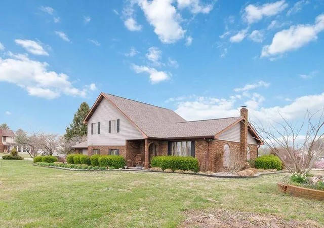 Photo 3 of Single family home for sale at 201 Oak Valley Rd, Somerset, KY 42503 | MLS# 25006174 | Listing updated on 2025-09-12