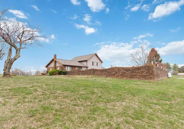 Photo 3 of Single family home for sale at 201 Oak Valley Rd, Somerset, KY 42503 | MLS# 25006174 | Listing updated on 2025-09-12