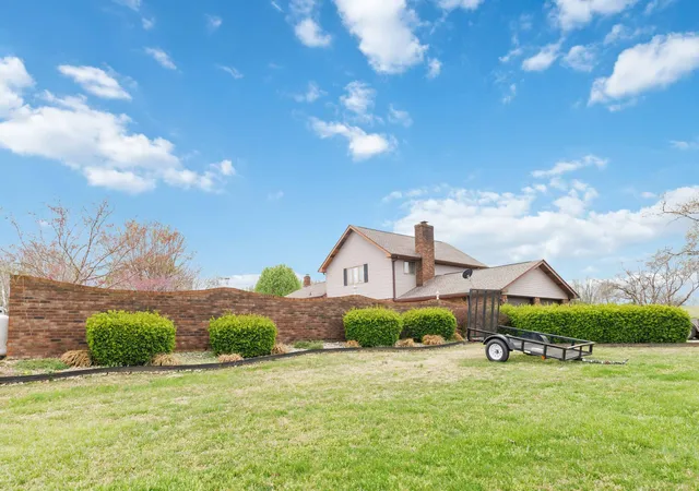 Photo 4 of Single family home for sale at 201 Oak Valley Rd, Somerset, KY 42503 | MLS# 25006174 | Listing updated on 2025-09-12