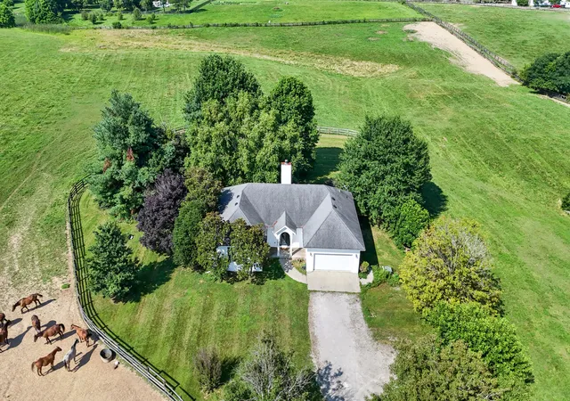 Photo 2 of House for sale at 125 Harp Innis Rd, Paris, KY 40361 | MLS# 25015376 | Listing updated on 2025-09-12
