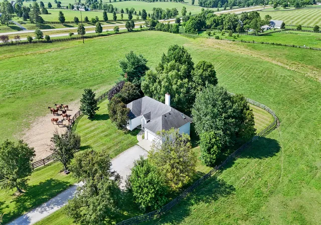 Photo 3 of House for sale at 125 Harp Innis Rd, Paris, KY 40361 | MLS# 25015376 | Listing updated on 2025-09-12
