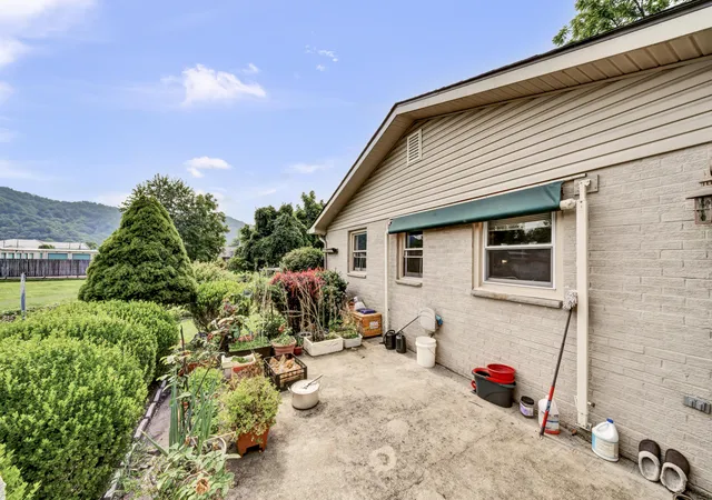 Photo 4 of Single family home for sale at 556 W Sun St, Morehead, KY 40351 | MLS# 25010344 | Listing updated on 2025-09-12