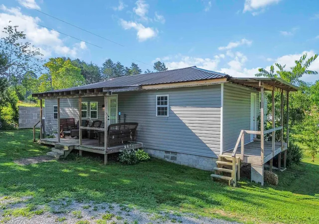 Photo 3 of Single family home for sale at 4265 Cumberland Fls Hwy, Corbin, KY 40701 | MLS# 25014752 | Listing updated on 2026-02-11