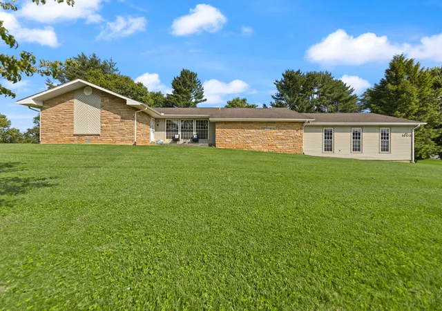 Photo 2 of Single family home for sale at 1605 Pumphouse Rd, Somerset, KY 42503 | MLS# 25011684 | Listing updated on 2025-10-11