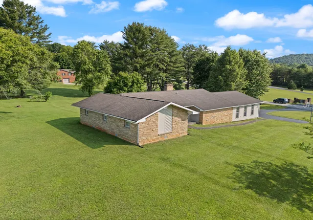 Photo 3 of Single family home for sale at 1605 Pumphouse Rd, Somerset, KY 42503 | MLS# 25011684 | Listing updated on 2025-10-11