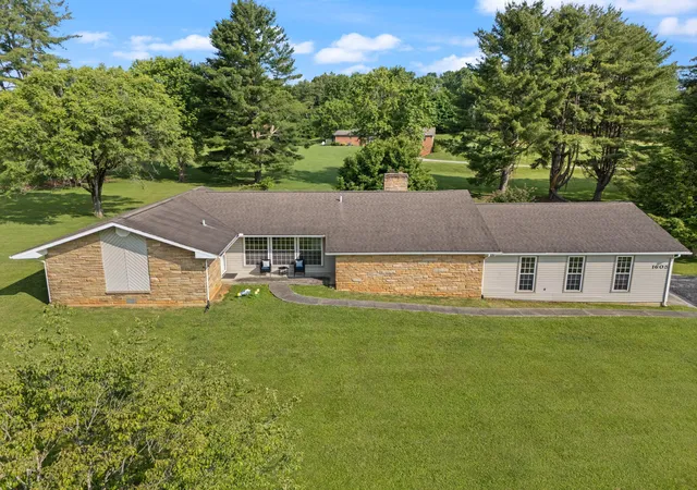 Photo 4 of Single family home for sale at 1605 Pumphouse Rd, Somerset, KY 42503 | MLS# 25011684 | Listing updated on 2025-10-11