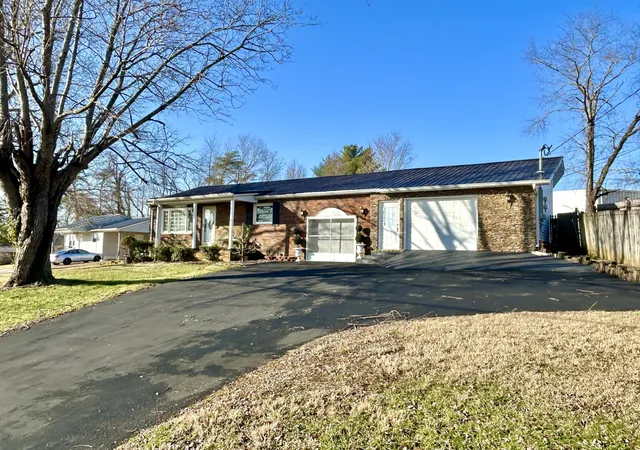 Photo 3 of Single family home for sale at 165 E Bourbon Rd, Somerset, KY 42501 | MLS# 25001135 | Listing updated on 2026-07-23