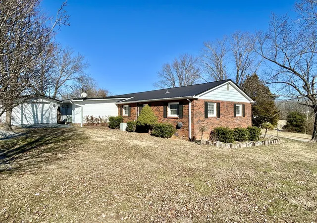 Photo 3 of Single family home for sale at 165 E Bourbon Rd, Somerset, KY 42501 | MLS# 25001135 | Listing updated on 2026-07-23