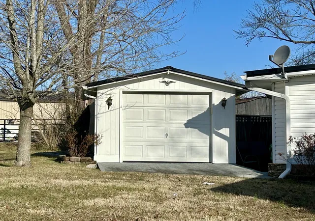 Photo 4 of Single family home for sale at 165 E Bourbon Rd, Somerset, KY 42501 | MLS# 25001135 | Listing updated on 2026-07-23