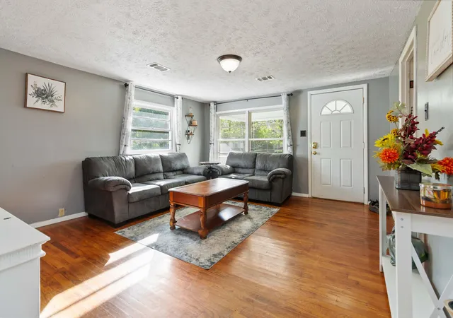 Photo 1 of Single family home for sale at 15660 Hwy 192, Somerset, KY 42501 | MLS# 25010558 | Listing updated on 2025-11-19