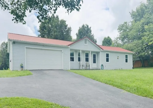 Photo 3 of Single family home for sale at 127 Circle St, London, KY 40744 | MLS# 25011227 | Listing updated on 2025-09-30