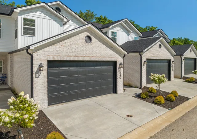 Homes for sale in Versailles, KY | 242 Sugartree Ln, Versailles, KY 40383 | MLS# 25015397