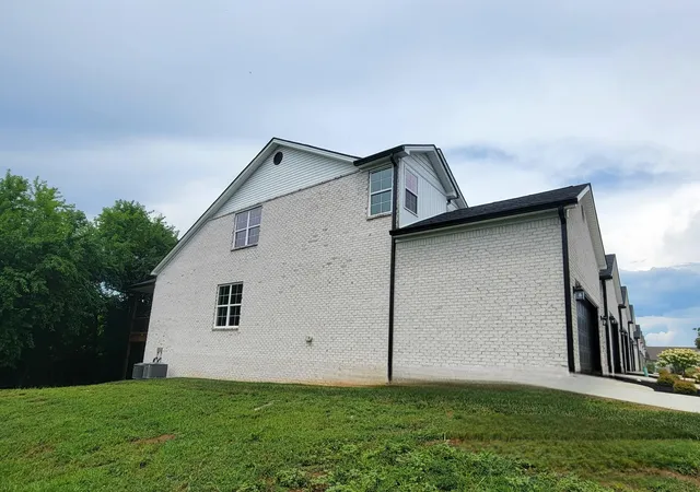 Homes for sale in Versailles, KY | 242 Sugartree Ln, Versailles, KY 40383 | MLS# 25015397
