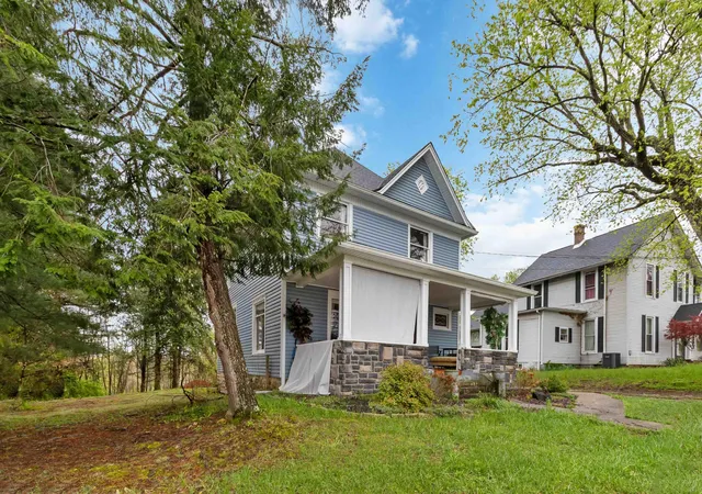 Photo 3 of Single family home for sale at 309 W Columbia St, Somerset, KY 42501 | MLS# 25006897 | Listing updated on 2025-09-22