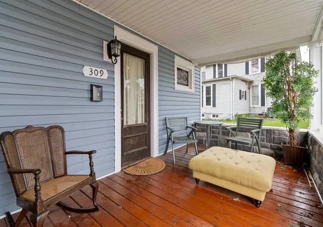 Photo 3 of Single family home for sale at 309 W Columbia St, Somerset, KY 42501 | MLS# 25006897 | Listing updated on 2025-09-22