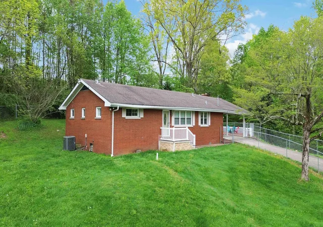Photo 3 of Single family home for sale at 1554a Ky 2227, Somerset, KY 42503 | MLS# 25011806 | Listing updated on 2026-01-28