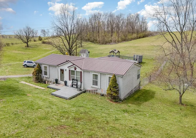 Photo 2 of Sale Pending at 374 N Middletown Rd, Winchester, KY 40391 | MLS# 25005575 | Listing updated on 2025-09-12