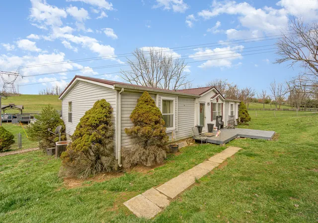 Photo 3 of Sale Pending at 374 N Middletown Rd, Winchester, KY 40391 | MLS# 25005575 | Listing updated on 2025-09-12