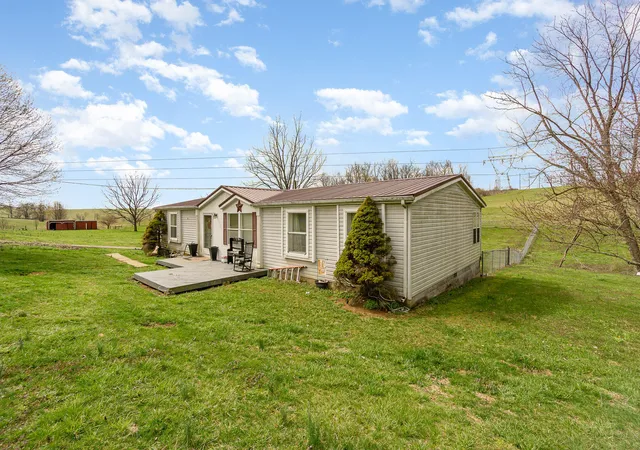 Photo 3 of Sale Pending at 374 N Middletown Rd, Winchester, KY 40391 | MLS# 25005575 | Listing updated on 2025-09-12