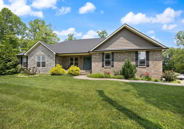 Photo 3 of Single family home for sale at 422 Water Cliff Dr, Somerset, KY 42503 | MLS# 25012576 | Listing updated on 2025-10-07