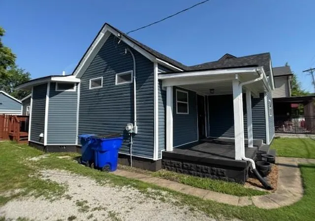 Photo 3 of Single family home for sale at 525 Georgetown St, Lexington, KY 40508 | MLS# 25013859 | Listing updated on 2025-11-11
