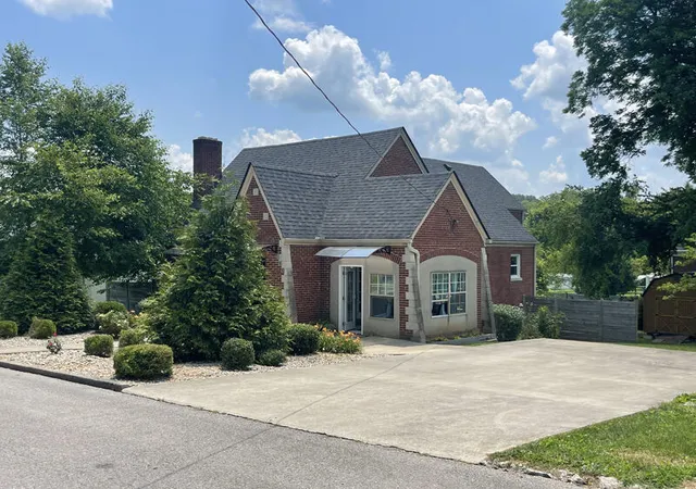 Photo 1 of Single family home for sale at 400 Clements Ave, Somerset, KY 42501 | MLS# 25013944 | Listing updated on 2025-09-22