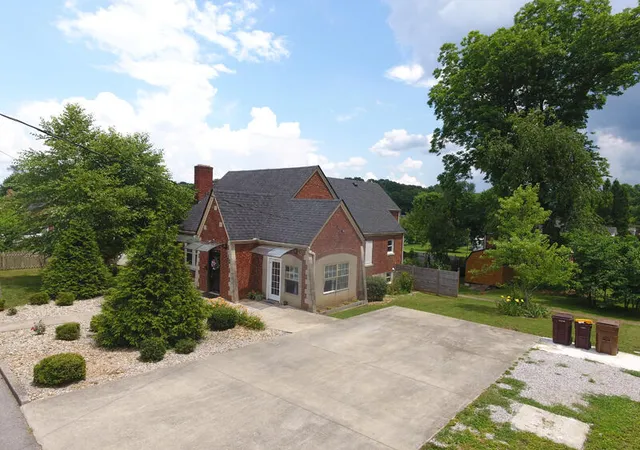 Photo 2 of Single family home for sale at 400 Clements Ave, Somerset, KY 42501 | MLS# 25013944 | Listing updated on 2025-09-22