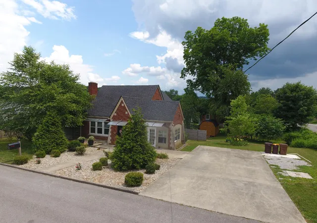 Photo 3 of Single family home for sale at 400 Clements Ave, Somerset, KY 42501 | MLS# 25013944 | Listing updated on 2025-09-22