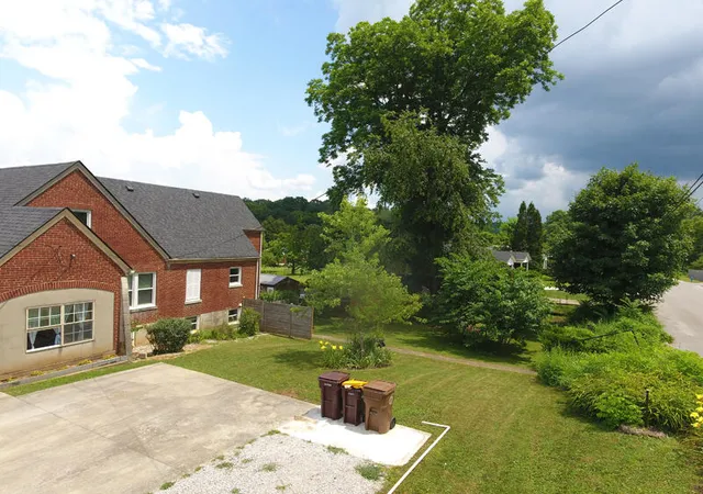 Photo 3 of Single family home for sale at 400 Clements Ave, Somerset, KY 42501 | MLS# 25013944 | Listing updated on 2025-09-22