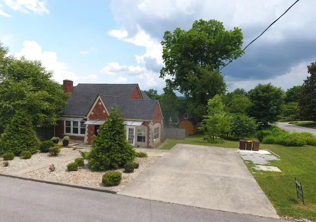 Photo 4 of Single family home for sale at 400 Clements Ave, Somerset, KY 42501 | MLS# 25013944 | Listing updated on 2025-09-22