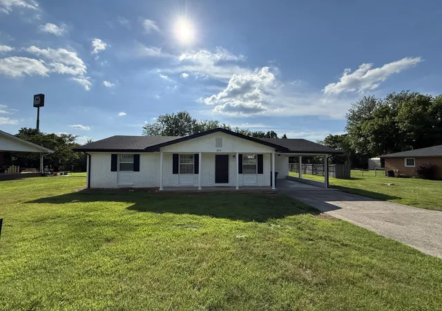 Photo 1 of Single family home for sale at 715 Allf Ln, London, KY 40741 | MLS# 25014514 | Listing updated on 2025-12-11