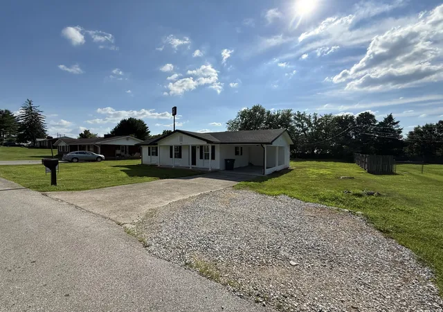 Photo 3 of Single family home for sale at 715 Allf Ln, London, KY 40741 | MLS# 25014514 | Listing updated on 2025-12-11