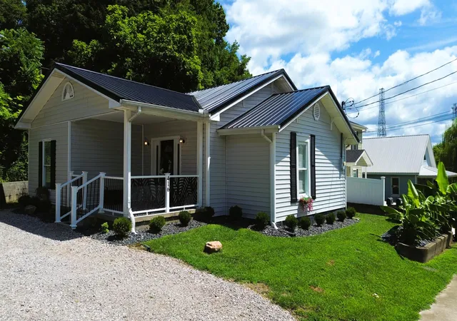 Photo 1 of Single family home for sale at 416 W 3rd Street, Corbin, KY 40701 | MLS# 25015524 | Listing updated on 2025-10-07