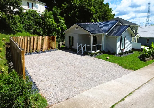 Photo 2 of Single family home for sale at 416 W 3rd Street, Corbin, KY 40701 | MLS# 25015524 | Listing updated on 2025-10-07