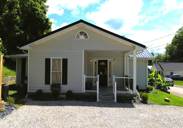 Photo 3 of Single family home for sale at 416 W 3rd Street, Corbin, KY 40701 | MLS# 25015524 | Listing updated on 2025-10-07