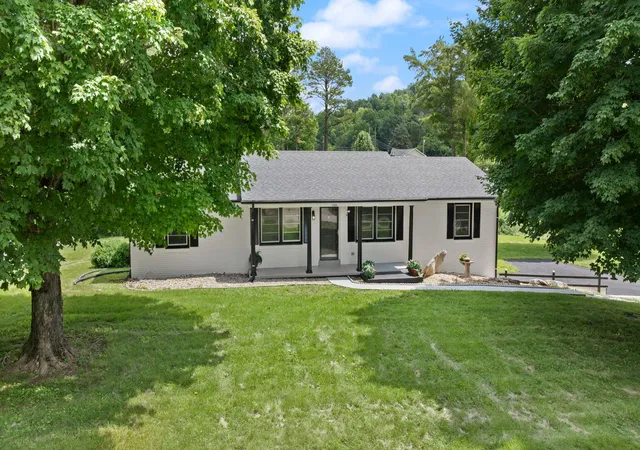 Photo 1 of Single family home for sale at 100 N Brookhaven Dr, Somerset, KY 42501 | MLS# 25012943 | Listing updated on 2025-10-30