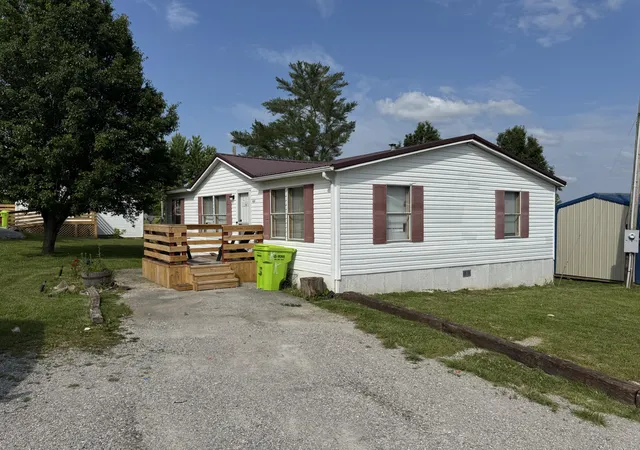 Homes for sale in East Bernstadt, KY | 5620 Ky-490, East Bernstadt, KY 40729 | MLS# 25015158