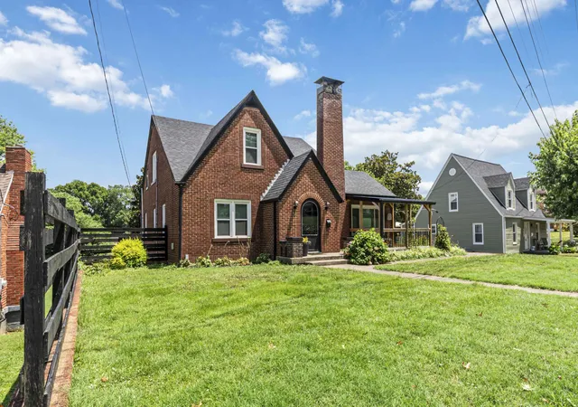 Photo 3 of Single family home for sale at 805 N Main St, Somerset, KY 42503 | MLS# 25016085 | Listing updated on 2025-09-22