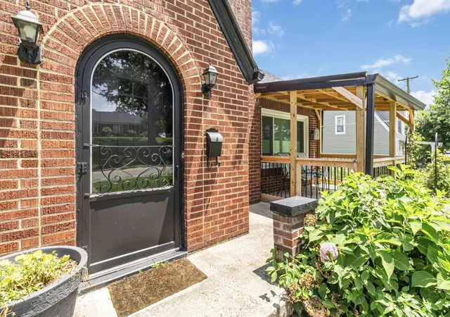 Photo 4 of Single family home for sale at 805 N Main St, Somerset, KY 42503 | MLS# 25016085 | Listing updated on 2025-09-22