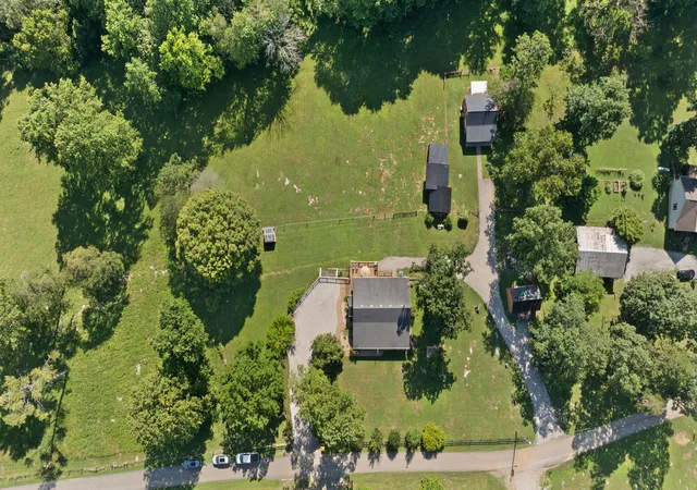 Photo 2 of Single family home for sale at 305 Lone Oak Rd, Mount Vernon, KY 40456 | MLS# 25016228 | Listing updated on 2025-11-18