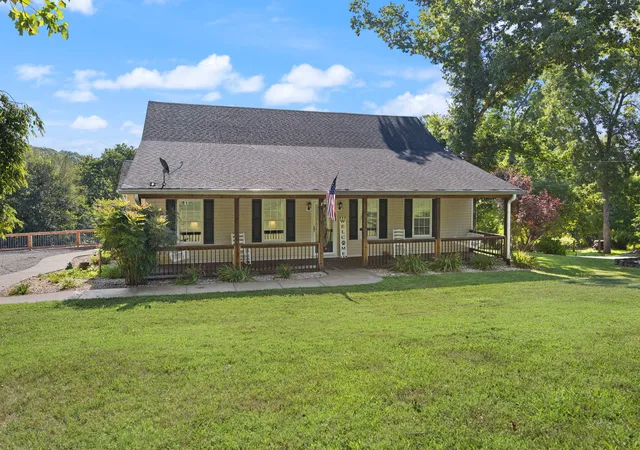 Photo 3 of Single family home for sale at 305 Lone Oak Rd, Mount Vernon, KY 40456 | MLS# 25016228 | Listing updated on 2025-11-18