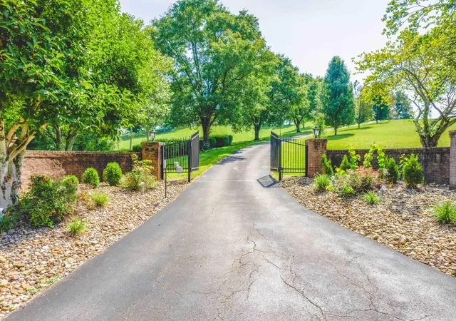 2nd image of 599 Woods Edge Dr, London, KY 40741 | MLS# 25016242